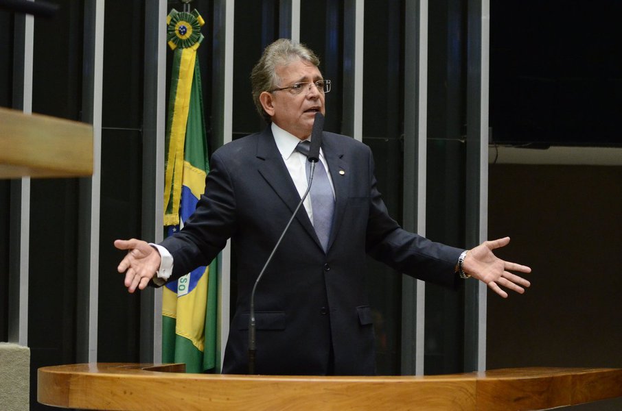 A exemplo do deputado Jovair Arantes (PTB-GO), o líder do DEM, Pauderney Avelino (AM), também demonstrou descontentamento com o vice Michel Temer, por ele ter viajado a São Paulo no momento em que há debandada de votos dados como certos em favor do golpe; "Ele é vice-presidente do país e presidente do PMDB. Não poderia se ausentar de Brasília enquanto a oposição enfrenta essa orgia do governo, que está chamando até governadores a Brasília. Temer terá de ficar aqui para receber e conversar com parlamentares que ainda estão em dúvida sobre o voto" (Foto: Aquiles Lins) A exemplo do deputado Jovair Arantes (PTB-GO), o líder do DEM, Pauderney Avelino (AM), também demonstrou descontentamento com o vice Michel Temer, por ele ter viajado a São Paulo no momento em que há debandada de votos dados como certos em favor do golpe; "Ele é vice-presidente do país e presidente do PMDB. Não poderia se ausentar de Brasília enquanto a oposição enfrenta essa orgia do governo, que está chamando até governadores a Brasília. Temer terá de ficar aqui para receber e conversar com parlamentares que ainda estão em dúvida sobre o voto"