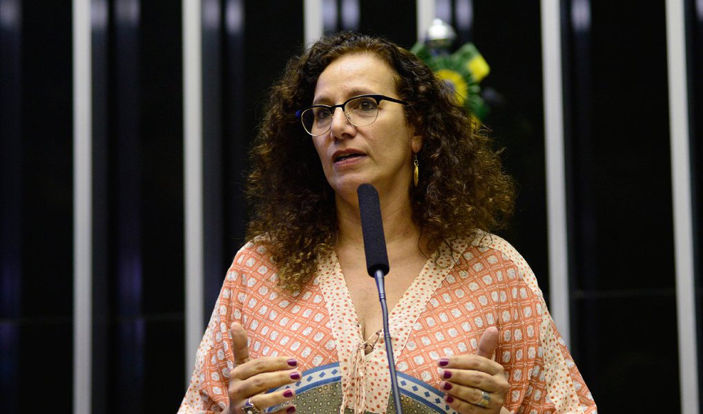 A deputada federal Jandira Feghali (PCdoB-RJ), integrante da comissão especial do impeachment, acredita que as chances de derrotar a tentativa de impedimento da presidente Dilma Rousseff no plenário da Câmara aumentaram; “Estamos em um momento de redução de negatividade e aumento de perspectiva de vitória. Porque essa articulação que tem no centro o Michel Temer, está, na impressão que me dá, fazendo água”, disse a deputada; "Não precisamos ter maioria, eles que precisam colocar 342 votos”, acrescentou (Foto: Valter Lima) A deputada federal Jandira Feghali (PCdoB-RJ), integrante da comissão especial do impeachment, acredita que as chances de derrotar a tentativa de impedimento da presidente Dilma Rousseff no plenário da Câmara aumentaram; “Estamos em um momento de redução de negatividade e aumento de perspectiva de vitória. Porque essa articulação que tem no centro o Michel Temer, está, na impressão que me dá, fazendo água”, disse a deputada; "Não precisamos ter maioria, eles que precisam colocar 342 votos”, acrescentou