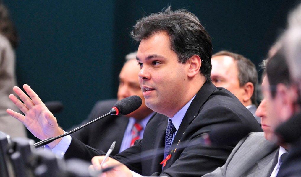 Deputado federal Bruno Covas (PSDB-SP) anunciou pelo Facebook que apresenta nesta terça-feira 15 um projeto de lei para impedir que pessoas sem diploma de ensino superior assumam o comando de ministérios, segundo ele, uma "aberração"; "Vou pedir para votar para acabar com essa piada de mau gosto que a presidente quer fazer com o Brasil!! Chega!! Impeachment já", postou ele em sua página, diante da praticamente confirmada ida do ex-presidente Lula a Brasília (Foto: Leonardo Lucena) Deputado federal Bruno Covas (PSDB-SP) anunciou pelo Facebook que apresenta nesta terça-feira 15 um projeto de lei para impedir que pessoas sem diploma de ensino superior assumam o comando de ministérios, segundo ele, uma "aberração"; "Vou pedir para votar para acabar com essa piada de mau gosto que a presidente quer fazer com o Brasil!! Chega!! Impeachment já", postou ele em sua página, diante da praticamente confirmada ida do ex-presidente Lula a Brasília