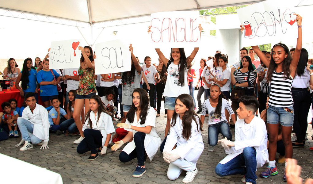 O "Doador do Futuro", da Fundação Hemominas, trabalha a importância da doação desde cedo, com ações educativas para crianças e jovens nas escolas – públicas e privadas; além de palestras e vídeos educativos, a iniciativa mobiliza estudantes a fazerem trabalhos escolares sobre o tema, além de visitas aos hemocentros (Foto: Gisele Federicce) O "Doador do Futuro", da Fundação Hemominas, trabalha a importância da doação desde cedo, com ações educativas para crianças e jovens nas escolas – públicas e privadas; além de palestras e vídeos educativos, a iniciativa mobiliza estudantes a fazerem trabalhos escolares sobre o tema, além de visitas aos hemocentros