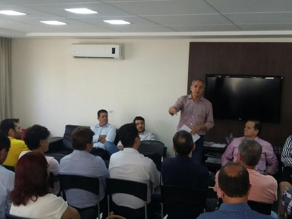 Com a presença do pré-candidato a prefeito Luiz Bittencourt, o PTB deu início nesta desta sexta-feira ao processo de formação da chapa de candidatos a vereador que disputará as eleições de 2016 em Goiânia; "O PTB vai ter candidato a prefeito e uma chapa forte de candidatos a vereador em Goiânia", disse o deputado federal Jovair Arantes, afirmando que a pré-candidatura de Bittencourt é inegociável; "Temos um pré-candifdato preparado, inteligente, ágil e bom de debate. Estamos colocando o nosso time em campo para vencer o jogo" (Foto: José Barbacena) Com a presença do pré-candidato a prefeito Luiz Bittencourt, o PTB deu início nesta desta sexta-feira ao processo de formação da chapa de candidatos a vereador que disputará as eleições de 2016 em Goiânia; "O PTB vai ter candidato a prefeito e uma chapa forte de candidatos a vereador em Goiânia", disse o deputado federal Jovair Arantes, afirmando que a pré-candidatura de Bittencourt é inegociável; "Temos um pré-candifdato preparado, inteligente, ágil e bom de debate. Estamos colocando o nosso time em campo para vencer o jogo"