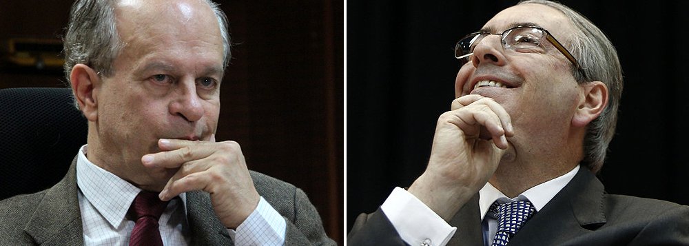 Segundo o ex-ministro da Educação, Renato Janine Ribeiro, o presidente da Câmara, Eduardo Cunha (PMDB) só não foi preso por ser quase-chefe de um dos três Poderes, e por isso PGR e STF evitam uma "judicialização da política" que chegue a esse patamar; "Porque, se tiverem que mandar prendê-lo, estão passando um atestado de total incapacidade à Câmara, não é?", diz (Foto: Roberta Namour) Segundo o ex-ministro da Educação, Renato Janine Ribeiro, o presidente da Câmara, Eduardo Cunha (PMDB) só não foi preso por ser quase-chefe de um dos três Poderes, e por isso PGR e STF evitam uma "judicialização da política" que chegue a esse patamar; "Porque, se tiverem que mandar prendê-lo, estão passando um atestado de total incapacidade à Câmara, não é?", diz