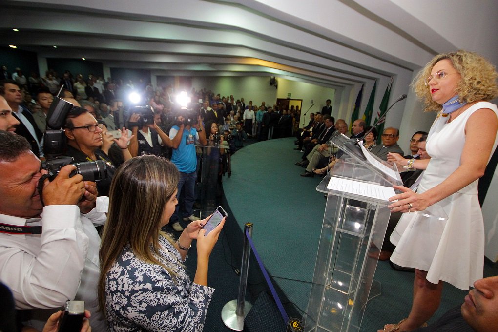 Economista Ana Carla Abrão se despediu hoje do governo de Goiás ao deixar o cargo na Secretaria da Fazenda para Fernando Navarrete; filha da senadora Lúcia Vânia e com carreira na iniciativa privada, Ana Carla foi responsável por conduzir, com mãos de ferro, o forte ajuste fiscal aplicado pelo governador Marconi Perillo ainda no final de 2014; "Goiás venceu a pior crise que este País já viveu. E Goiás venceu, governador – mais uma vez – sob sua liderança, sob sua visão, sob sua coragem e sob a sua determinação”; Ana Carla chegou a ser convidada pelo prefeito João Doria para assumir a secretaria de Finanças da capital paulista, mas declinou e vai seguir na iniciativa privada
(Foto: José Barbacena) Economista Ana Carla Abrão se despediu hoje do governo de Goiás ao deixar o cargo na Secretaria da Fazenda para Fernando Navarrete; filha da senadora Lúcia Vânia e com carreira na iniciativa privada, Ana Carla foi responsável por conduzir, com mãos de ferro, o forte ajuste fiscal aplicado pelo governador Marconi Perillo ainda no final de 2014; "Goiás venceu a pior crise que este País já viveu. E Goiás venceu, governador – mais uma vez – sob sua liderança, sob sua visão, sob sua coragem e sob a sua determinação”; Ana Carla chegou a ser convidada pelo prefeito João Doria para assumir a secretaria de Finanças da capital paulista, mas declinou e vai seguir na iniciativa privada