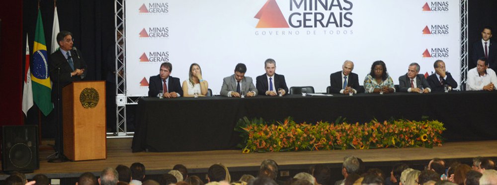 Assinatura que autoriza a formalização do aditivo ao convênios do programa de transporte escolar. 21-10-2015- Minascentro. Foto: Manoel Marques/imprensa-MG (Foto: Leonardo Lucena) Assinatura que autoriza a formalização do aditivo ao convênios do programa de transporte escolar. 21-10-2015- Minascentro. Foto: Manoel Marques/imprensa-MG