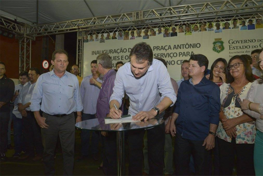 Camilo Santana (PT) participou de evento em Cedro, no Centro-Sul Cearense, onde assinou ordem de serviço para construção de uma adutora de montagem rápida para atender a população da zona urbana do município. Além disso, o governador realizou a entrega da reforma da praça Antônio Marques, onde foram investidos R$ 698.449,23 (Foto: Rodrigo Rocha) Camilo Santana (PT) participou de evento em Cedro, no Centro-Sul Cearense, onde assinou ordem de serviço para construção de uma adutora de montagem rápida para atender a população da zona urbana do município. Além disso, o governador realizou a entrega da reforma da praça Antônio Marques, onde foram investidos R$ 698.449,23