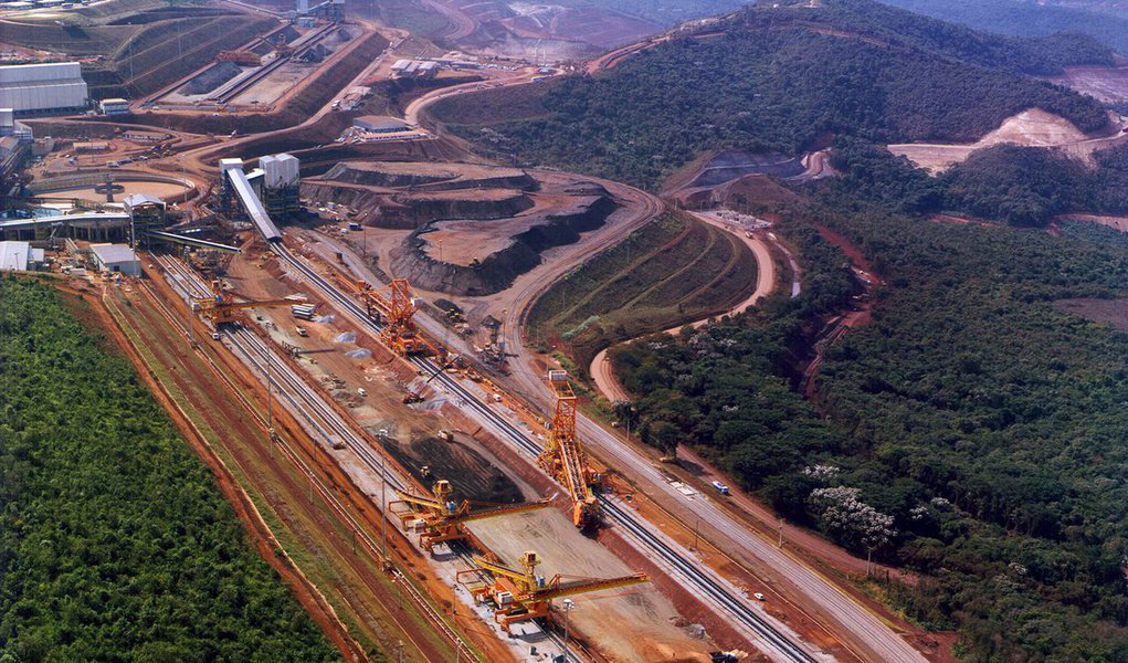 A Vale, uma das maiores geradoras de impostos em Minas Gerais, anuncia que se o governo mineiro não liberar licenciamentos ambientais pendentes e essenciais para manter as operações, a empresa terá que cortar pela metade a produção de minério de ferro no estado nos próximos três anos; a demora na liberação das licenças é consequência do aumento do rigor desde a tragédia da barragem da Samarco, que destruiu quase 1,5 mil hectares de vegetação, de acordo com o Ibama; ao todo, 88 projetos aguardam liberação de licenças, mas 25 seriam de extrema urgência (Foto: Leonardo Lucena) A Vale, uma das maiores geradoras de impostos em Minas Gerais, anuncia que se o governo mineiro não liberar licenciamentos ambientais pendentes e essenciais para manter as operações, a empresa terá que cortar pela metade a produção de minério de ferro no estado nos próximos três anos; a demora na liberação das licenças é consequência do aumento do rigor desde a tragédia da barragem da Samarco, que destruiu quase 1,5 mil hectares de vegetação, de acordo com o Ibama; ao todo, 88 projetos aguardam liberação de licenças, mas 25 seriam de extrema urgência