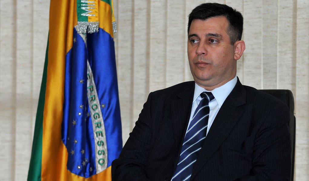 "Afastar e punir o chefe da Polícia Federal, Leandro Daiello, é o primeiro passo para preservar o regime democrático. A Polícia Federal não constitui um poder em si mesmo, assim como o Exército. Caso contrário, a constituição preveria um quarto poder, o Poder Policial. Mas não é assim", defende o jornalista Alex Solnik, colunista do 247 (Foto: Alex Solnik) "Afastar e punir o chefe da Polícia Federal, Leandro Daiello, é o primeiro passo para preservar o regime democrático. A Polícia Federal não constitui um poder em si mesmo, assim como o Exército. Caso contrário, a constituição preveria um quarto poder, o Poder Policial. Mas não é assim", defende o jornalista Alex Solnik, colunista do 247
