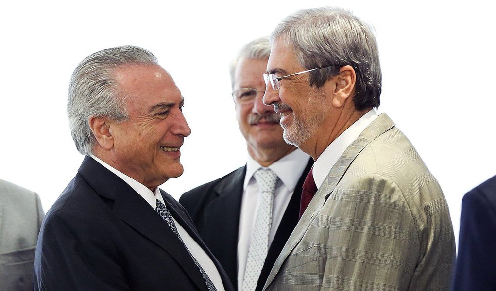 Depois de três meses de 'fritura', Michel Temer decidiu nesta quinta-feira nomear o deputado Antônio Imbassahy na Secretaria de Governo, cargo deixado pelo também baiano Geddel Vieira Lima em novembro; Temer já assinou a nomeação do tucano, e o ato será publicado na edição desta sexta (3) do Diário Oficial da União; Temer justificou a demora para nomear Imbassahy com a espera pela eleição da presidência da Câmara 'para evitar acusações' de que ele estaria 'tentando interferir no processo' (Foto: Romulo Faro) Depois de três meses de 'fritura', Michel Temer decidiu nesta quinta-feira nomear o deputado Antônio Imbassahy na Secretaria de Governo, cargo deixado pelo também baiano Geddel Vieira Lima em novembro; Temer já assinou a nomeação do tucano, e o ato será publicado na edição desta sexta (3) do Diário Oficial da União; Temer justificou a demora para nomear Imbassahy com a espera pela eleição da presidência da Câmara 'para evitar acusações' de que ele estaria 'tentando interferir no processo'