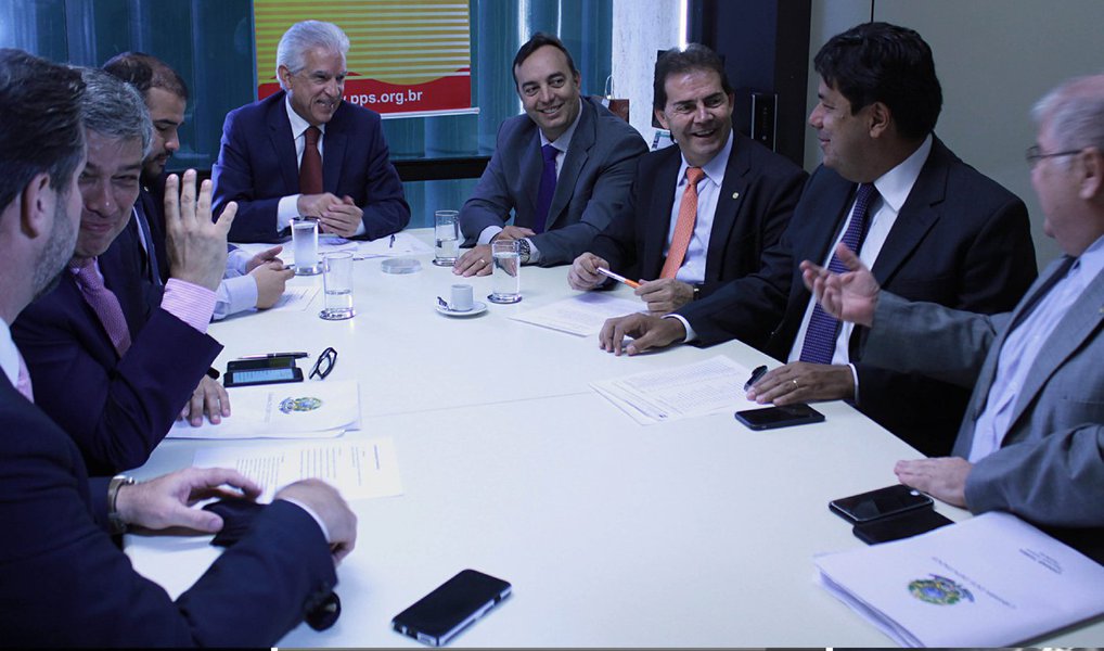 Liderada pelos deputados Carlos Sampaio (PSDB-SP), Mendonça Filho (DEM-PE), Lúcio Vieira Lima (PMDB-BA) e Rubens Bueno (PPS-PR), a oposição protocolou nesta terça-feira, 8, a chapa avulsa para compor a Comissão Especial que analisará o pedido de impeachment da presidenta Dilma Rousseff; intitulada Unindo o Brasil, a chapa tem representantes do PHS, PTB, PSB, PP, PSC, PSD, PND e Solidariedade; para ser aprovada, a chapa precisa do voto de 257 deputados em plenário. Ainda não há definição se a votação será aberta ou secreta (Foto: Aquiles Lins) Liderada pelos deputados Carlos Sampaio (PSDB-SP), Mendonça Filho (DEM-PE), Lúcio Vieira Lima (PMDB-BA) e Rubens Bueno (PPS-PR), a oposição protocolou nesta terça-feira, 8, a chapa avulsa para compor a Comissão Especial que analisará o pedido de impeachment da presidenta Dilma Rousseff; intitulada Unindo o Brasil, a chapa tem representantes do PHS, PTB, PSB, PP, PSC, PSD, PND e Solidariedade; para ser aprovada, a chapa precisa do voto de 257 deputados em plenário. Ainda não há definição se a votação será aberta ou secreta