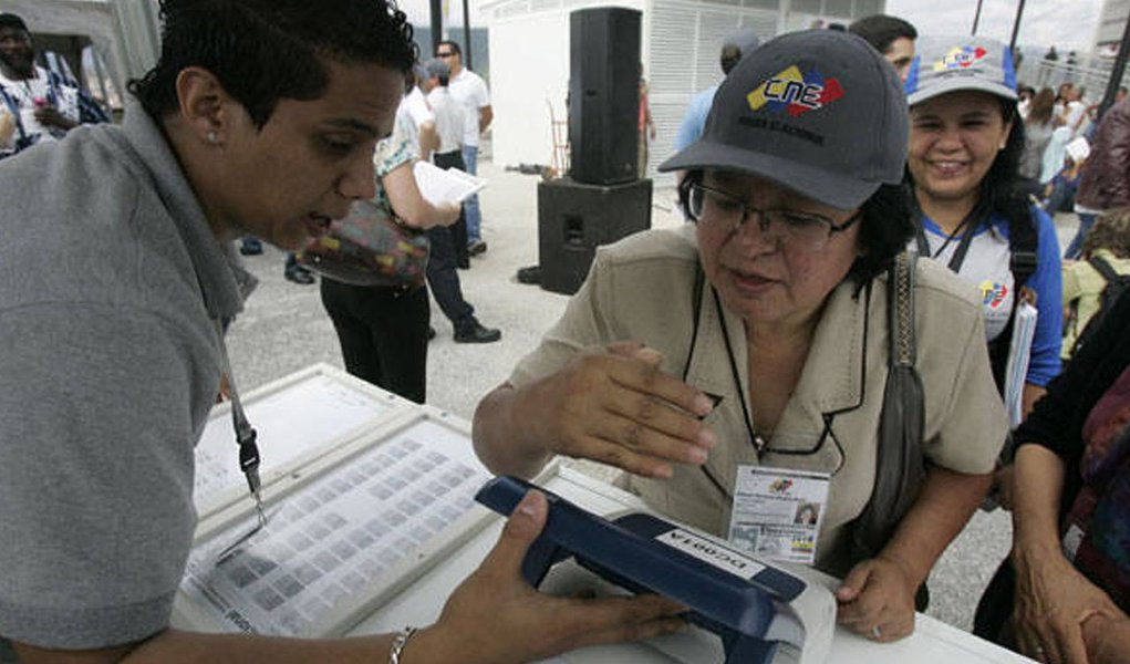 Quase 20 milhões de venezuelanos vão às urnas neste domingo, 6, para escolher os 167 membros da Assembleia Nacional; segundo pesquisa divulgada em novembro pelo instituto Datanalisis, 63,2% dos eleitores têm intenção de votar na oposição, enquanto 28,2% devem escolher os candidatos do governo; é a primeira vez em 16 anos que o governo chavista não tem a maioria dos votos em eleições legislativas; presidente Nicolás Maduro tem dito que está confiante na conquista da maioria dos assentos no Legislativo (Foto: Aquiles Lins) Quase 20 milhões de venezuelanos vão às urnas neste domingo, 6, para escolher os 167 membros da Assembleia Nacional; segundo pesquisa divulgada em novembro pelo instituto Datanalisis, 63,2% dos eleitores têm intenção de votar na oposição, enquanto 28,2% devem escolher os candidatos do governo; é a primeira vez em 16 anos que o governo chavista não tem a maioria dos votos em eleições legislativas; presidente Nicolás Maduro tem dito que está confiante na conquista da maioria dos assentos no Legislativo