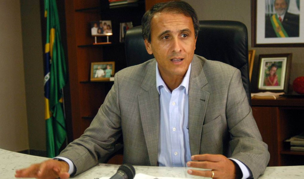 O deputado federal Carlos Gaguim (PTN-TO) justificou por que votará a favor do impeachment da presidente Dilma, contrariando pedido da ministra de Agricultura, Pecuária e Abastecimento, Kátia Abreu (PMDB-TO), feito a ele; “Não dá mais, não tem clima. O governo da presidente Dilma acabou. Não só vou votar pelo impeachment como estou na comissão que coordena o nosso grupo aqui. Hoje já temos 370 votos, com a adesão dos pequenos partidos, subimos 28 votos de ontem para hoje. Acabou!”, disse; de acordo com o parlamentar, Dilma não o atendeu em nada. Ele teria pedido a indicação de três cargos, entre eles o Iphan, e não foi atendido (Foto: Leonardo Lucena) O deputado federal Carlos Gaguim (PTN-TO) justificou por que votará a favor do impeachment da presidente Dilma, contrariando pedido da ministra de Agricultura, Pecuária e Abastecimento, Kátia Abreu (PMDB-TO), feito a ele; “Não dá mais, não tem clima. O governo da presidente Dilma acabou. Não só vou votar pelo impeachment como estou na comissão que coordena o nosso grupo aqui. Hoje já temos 370 votos, com a adesão dos pequenos partidos, subimos 28 votos de ontem para hoje. Acabou!”, disse; de acordo com o parlamentar, Dilma não o atendeu em nada. Ele teria pedido a indicação de três cargos, entre eles o Iphan, e não foi atendido
