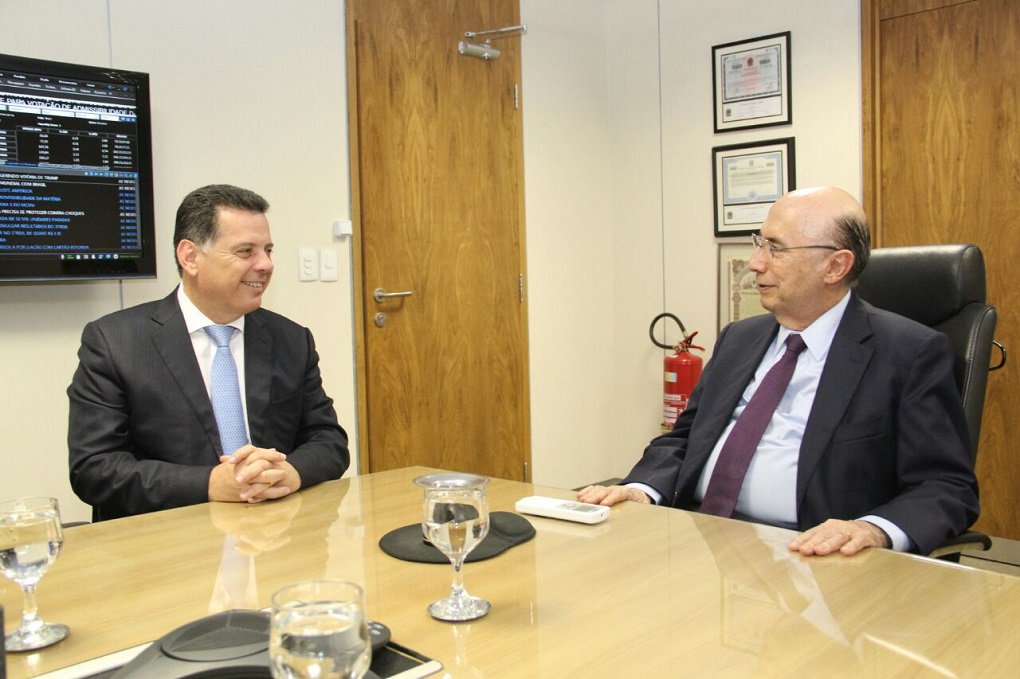 Governador Marconi Perillo reuniu-se com o ministro da Fazenda, Henrique Meirelles, em Brasília; operações de crédito junto a organismos financeiros internacionais, leilão da Celg, divisão das repatriações e dívidas dos estados foram alguns dos assuntos abordados durante o encontro que durou mais de uma hora na sede do Ministério da Fazenda;sSobre o leilão da Celg, marcado para o dia 30 deste mês, Marconi disse que Henrique Meirelles declarou-se animado com a possibilidade de êxito no leilão. “A Celg D é atrativa, tem ativos bons. É a melhor companhia de energia da região Centro-Oeste" (Foto: José Barbacena) Governador Marconi Perillo reuniu-se com o ministro da Fazenda, Henrique Meirelles, em Brasília; operações de crédito junto a organismos financeiros internacionais, leilão da Celg, divisão das repatriações e dívidas dos estados foram alguns dos assuntos abordados durante o encontro que durou mais de uma hora na sede do Ministério da Fazenda;sSobre o leilão da Celg, marcado para o dia 30 deste mês, Marconi disse que Henrique Meirelles declarou-se animado com a possibilidade de êxito no leilão. “A Celg D é atrativa, tem ativos bons. É a melhor companhia de energia da região Centro-Oeste"