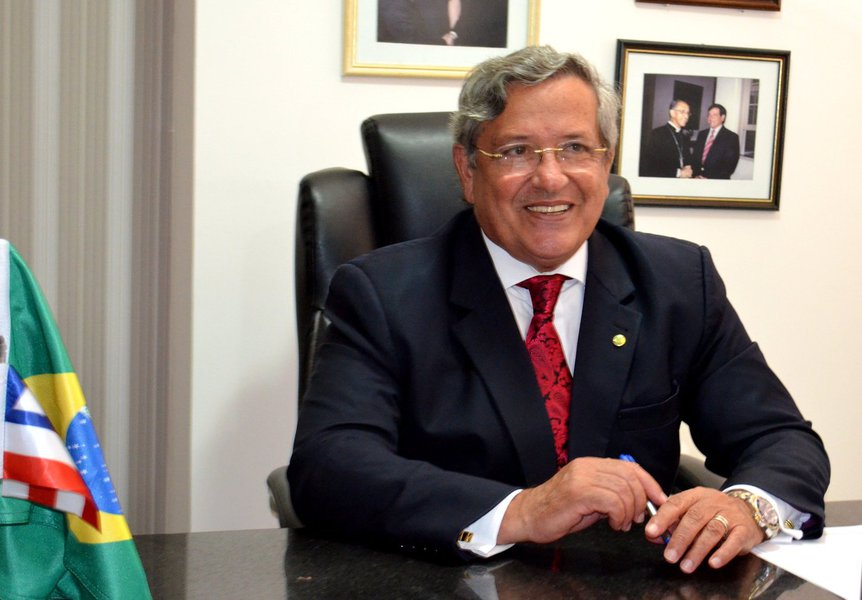 "É preciso reconhecer a importância das casas lotéricas, que prestam serviços fundamentais em municípios pequenos, onde não existem sequer agências bancarias nas cidades vizinhas", diz o deputado Benito Gama; ele votou pela aprovação do projeto de lei que torna válidas as permissões de agências lotéricas prorrogadas pela Caixa Econômica em 1999; segundo Benito, o projeto vai corrigir problemas de interpretação causados pelo enquadramento genérico das casas lotéricas na atual legislação. "Isso significa garantir mais clareza e segurança jurídica para o exercício desta atividade" (Foto: Romulo Faro) "É preciso reconhecer a importância das casas lotéricas, que prestam serviços fundamentais em municípios pequenos, onde não existem sequer agências bancarias nas cidades vizinhas", diz o deputado Benito Gama; ele votou pela aprovação do projeto de lei que torna válidas as permissões de agências lotéricas prorrogadas pela Caixa Econômica em 1999; segundo Benito, o projeto vai corrigir problemas de interpretação causados pelo enquadramento genérico das casas lotéricas na atual legislação. "Isso significa garantir mais clareza e segurança jurídica para o exercício desta atividade"