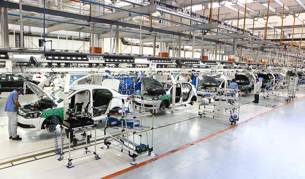 O nível de emprego industrial paulista teve novo recuo em março, de 0,61% (com ajuste sazonal) em relação a fevereiro; o levantamento, feito pelo Departamento de Pesquisas e Estudos Econômicos da Fiesp e do Ciesp (Depecon), mostra que neste ano já houve a perda de 31.000 postos de trabalho, dos quais 3.500 em março; entre os setores que mais demitiram em março estão os ligados à produção de veículos; os setores que se destacaram com a ampliação de vagas foram produtos alimentícios (6.819 postos), coque e biocombustíveis (3.333 postos) e couro e calçados (1.322 postos) - que contrata há três meses consecutivos (Foto: Leonardo Lucena) O nível de emprego industrial paulista teve novo recuo em março, de 0,61% (com ajuste sazonal) em relação a fevereiro; o levantamento, feito pelo Departamento de Pesquisas e Estudos Econômicos da Fiesp e do Ciesp (Depecon), mostra que neste ano já houve a perda de 31.000 postos de trabalho, dos quais 3.500 em março; entre os setores que mais demitiram em março estão os ligados à produção de veículos; os setores que se destacaram com a ampliação de vagas foram produtos alimentícios (6.819 postos), coque e biocombustíveis (3.333 postos) e couro e calçados (1.322 postos) - que contrata há três meses consecutivos