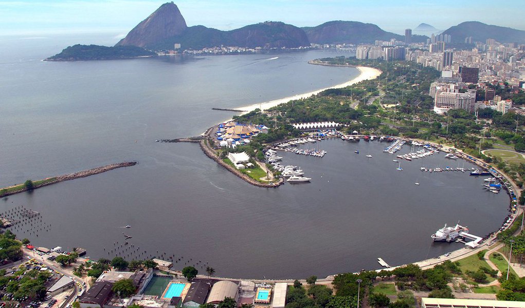 O Ministério Público Federal (MPF-RJ) denunciou a empresa Locar Guindastes e Transportes Intermodais S.A. e seu administrador, o empresário Júlio Eduardo Simões, pelo lançamento não autorizado de resíduos sólidos e líquidos na Baía de Guanabara; em maio de 2015, peritos do Núcleo de Criminalística da PF compareceram ao local e constataram que a atividade principal da empresa é a locação de balsas para a indústria marítima; segundo as investigações, toda a área ocupada pelas embarcações não possuía canalização para o recolhimento de águas pluviais; peritos também confirmaram o lançamento de lixo e resíduos na baia, na área da empresa; as penas variam de um a cinco anos de reclusão
(Foto: Leonardo Lucena) O Ministério Público Federal (MPF-RJ) denunciou a empresa Locar Guindastes e Transportes Intermodais S.A. e seu administrador, o empresário Júlio Eduardo Simões, pelo lançamento não autorizado de resíduos sólidos e líquidos na Baía de Guanabara; em maio de 2015, peritos do Núcleo de Criminalística da PF compareceram ao local e constataram que a atividade principal da empresa é a locação de balsas para a indústria marítima; segundo as investigações, toda a área ocupada pelas embarcações não possuía canalização para o recolhimento de águas pluviais; peritos também confirmaram o lançamento de lixo e resíduos na baia, na área da empresa; as penas variam de um a cinco anos de reclusão