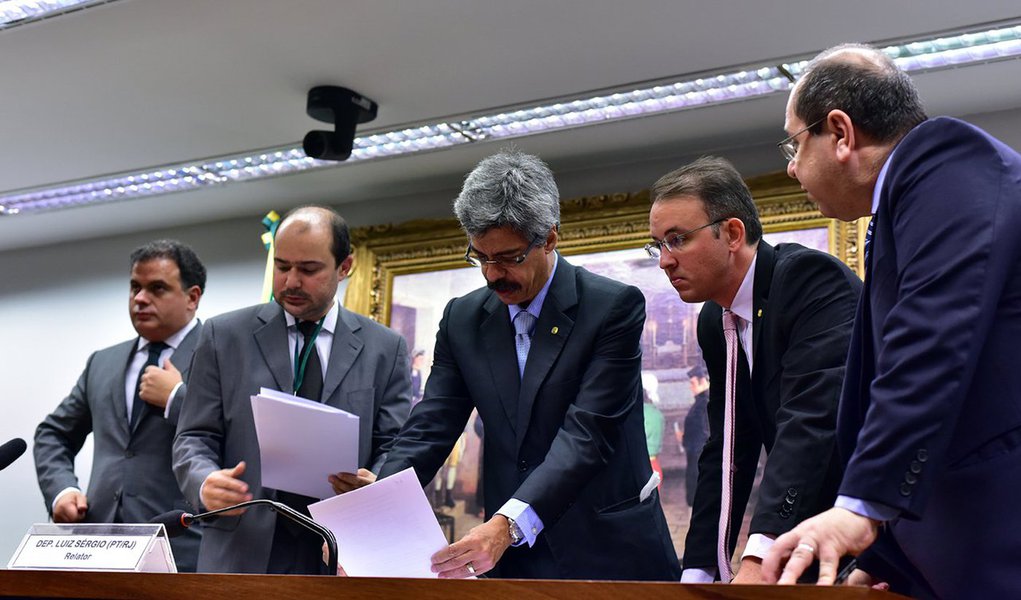 Deputados aliados do presidente da Câmara, Eduardo Cunha (PMDB-RJ), irão pleitear que o relatório final da CPI da Petrobras inclua o nome de todos os políticos envolvidos no esquema de desvios e corrupção na estatal, incluindo o da presidente Dilma Rousseff e o do próprio presidente da Casa; voto do partido, que será apresentado pelo deputado Carlos Marun (MS), porém, não pedirá o indiciamento de nenhum dos citados pelos delatores da Operação Lava Jato (Foto: Paulo Emílio) Deputados aliados do presidente da Câmara, Eduardo Cunha (PMDB-RJ), irão pleitear que o relatório final da CPI da Petrobras inclua o nome de todos os políticos envolvidos no esquema de desvios e corrupção na estatal, incluindo o da presidente Dilma Rousseff e o do próprio presidente da Casa; voto do partido, que será apresentado pelo deputado Carlos Marun (MS), porém, não pedirá o indiciamento de nenhum dos citados pelos delatores da Operação Lava Jato
