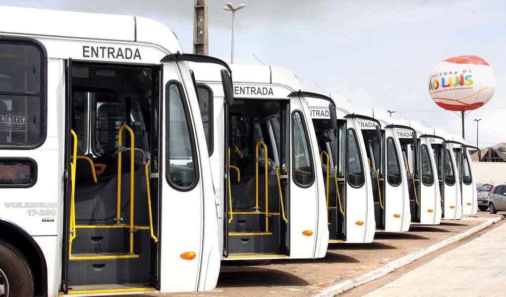 Com o Sistema de Bilhete Único, o passageiro poderá embarcar em linhas urbanas integradas nos pontos de ônibus fora dos terminais de integração e pode fazer quantas viagens quiser no intervalo de 1h30 pagando apenas uma passagem, desde que permaneça no mesmo sentido da via; o monitoramento do trajeto ocorre por meio do sistema de GPS, instalado nos coletivos da capital; segundo a prefeitura, o serviço economiza o tempo do usuário em aproximadamente 30 minutos e tem como público-alvo estudantes e trabalhadores, que somam atualmente 760 mil usuários (Foto: Leonardo Lucena) Com o Sistema de Bilhete Único, o passageiro poderá embarcar em linhas urbanas integradas nos pontos de ônibus fora dos terminais de integração e pode fazer quantas viagens quiser no intervalo de 1h30 pagando apenas uma passagem, desde que permaneça no mesmo sentido da via; o monitoramento do trajeto ocorre por meio do sistema de GPS, instalado nos coletivos da capital; segundo a prefeitura, o serviço economiza o tempo do usuário em aproximadamente 30 minutos e tem como público-alvo estudantes e trabalhadores, que somam atualmente 760 mil usuários