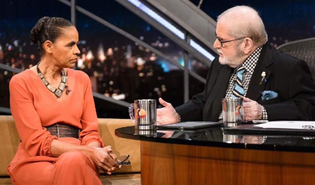 Ex-ministra Marina Silva (Rede) disse que uma eventual chegada ao poder do vice Michel Temer por meio do impeachment resultará em um "bololô", provocando uma confusão ainda maior que a atual; em entrevista ao Programa do Jô, ela afirmou que o afastamento da presidente por meio do impeachment seria apenas uma "formalidade" e não cumpriria sua "finalidade"; e que a melhor saída para atual crise vivida pelo Brasil é a impugnação da chapa Dilma-Temer pelo Tribunal Superior Eleitoral (TSE), com novas eleições ainda em 2016; Marina disse que ainda não definiu se será candidata novamente, mas que "o mais importante é dar contribuição genuína" (Foto: Paulo Emílio) Ex-ministra Marina Silva (Rede) disse que uma eventual chegada ao poder do vice Michel Temer por meio do impeachment resultará em um "bololô", provocando uma confusão ainda maior que a atual; em entrevista ao Programa do Jô, ela afirmou que o afastamento da presidente por meio do impeachment seria apenas uma "formalidade" e não cumpriria sua "finalidade"; e que a melhor saída para atual crise vivida pelo Brasil é a impugnação da chapa Dilma-Temer pelo Tribunal Superior Eleitoral (TSE), com novas eleições ainda em 2016; Marina disse que ainda não definiu se será candidata novamente, mas que "o mais importante é dar contribuição genuína"