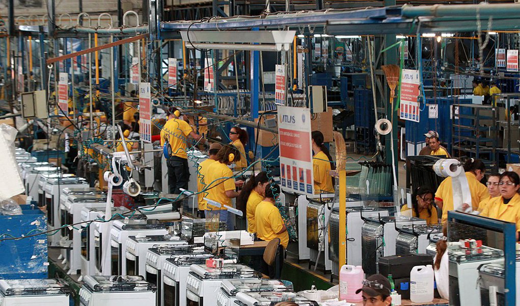 O peso da indústria no Produto Interno Bruto (PIB) de 22 estados e do Distrito Federal diminuiu de 2010 a 2013. No mesmo período, o peso da indústria no PIB nacional caiu 2,5 pontos percentuais, de 27,4% para 24,9%, segundo estudo divulgado pela CNI (Foto: Leonardo Attuch) O peso da indústria no Produto Interno Bruto (PIB) de 22 estados e do Distrito Federal diminuiu de 2010 a 2013. No mesmo período, o peso da indústria no PIB nacional caiu 2,5 pontos percentuais, de 27,4% para 24,9%, segundo estudo divulgado pela CNI