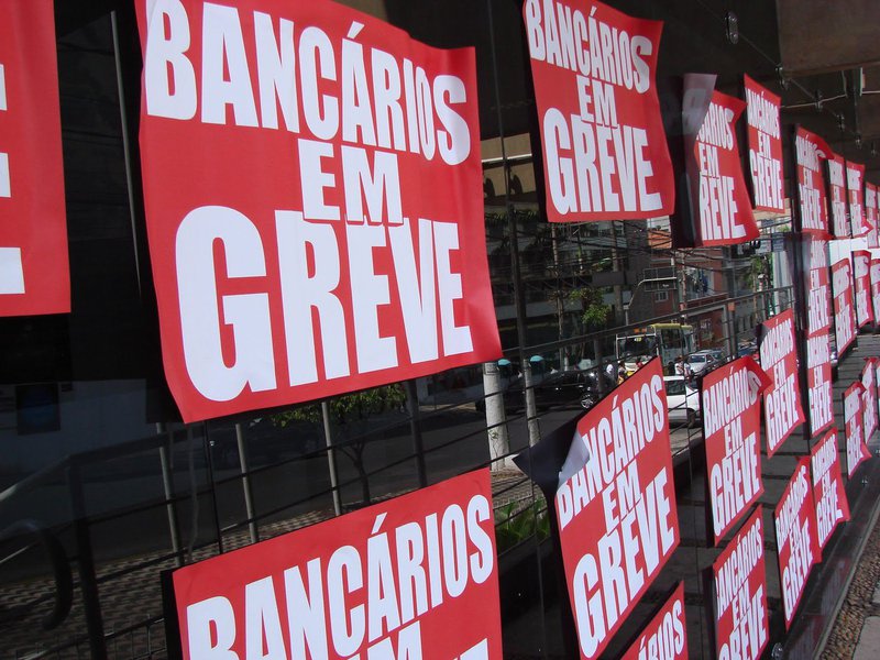 Depois de 16 dias em greve, a categoria dos bancários de Minas aceitou os reajustes propostos pela Federação Nacional dos Bancos (Fenaban) e retomará as atividades em agências do Banco do Brasil, da Caixa Econômica Federal e de outros bancos privados (Foto: Luis Mauro Queiroz) Depois de 16 dias em greve, a categoria dos bancários de Minas aceitou os reajustes propostos pela Federação Nacional dos Bancos (Fenaban) e retomará as atividades em agências do Banco do Brasil, da Caixa Econômica Federal e de outros bancos privados