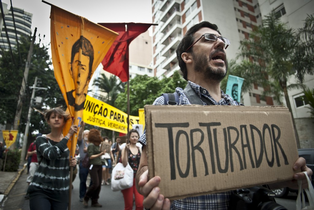 Protesto contra a tortura e torturadores (Foto: Giuliana Miranda) Protesto contra a tortura e torturadores