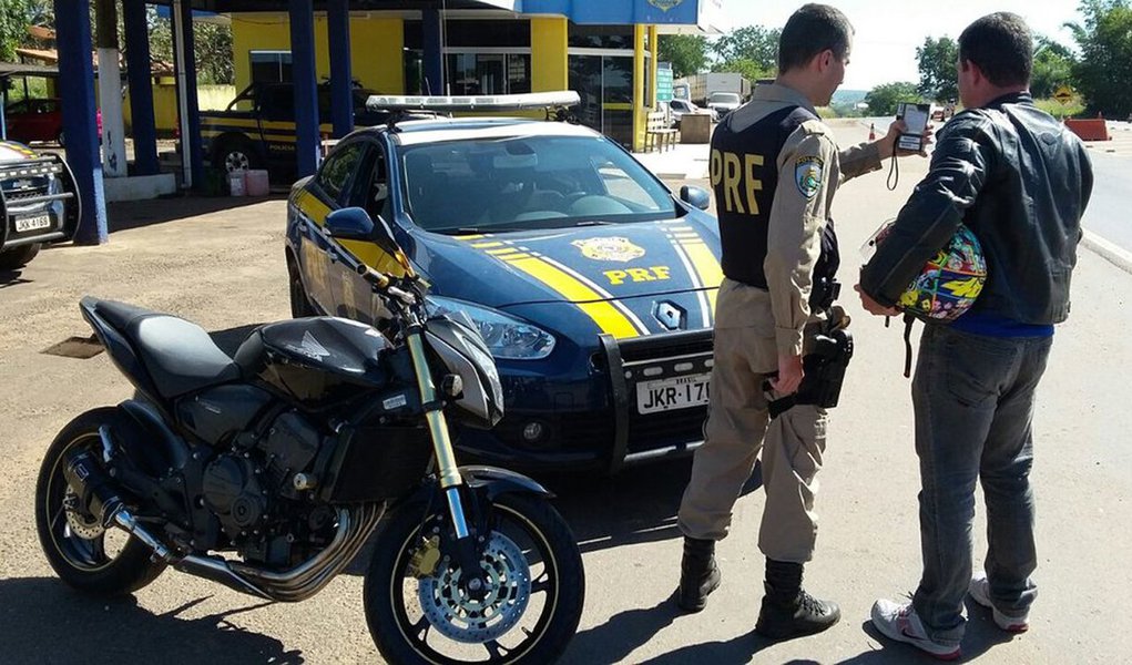A Polícia Rodoviária Federal realizou em todo o país, da última quinta-feira (24) ao domingo (27), a Operação Semana Santa 2016; foram atendidos 6 acidentes de trânsito durante a operação, em que 5 pessoas ficaram feridas, não foram registrados óbitos; comparando com a Operação Semana Santa de 2015, nas rodovias federais no Estado do Tocantins, houve redução de 44,4%no número de feridos e a quantidade de mortes foi de 1 no feriado de 2015 para zero neste ano (Foto: Leonardo Lucena) A Polícia Rodoviária Federal realizou em todo o país, da última quinta-feira (24) ao domingo (27), a Operação Semana Santa 2016; foram atendidos 6 acidentes de trânsito durante a operação, em que 5 pessoas ficaram feridas, não foram registrados óbitos; comparando com a Operação Semana Santa de 2015, nas rodovias federais no Estado do Tocantins, houve redução de 44,4%no número de feridos e a quantidade de mortes foi de 1 no feriado de 2015 para zero neste ano