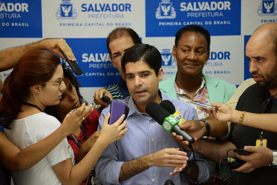 A partir desta segunda-feira, a comunidade Guerreira Zeferina, mais conhecida como 'Cidade de Plástico', localizada no bairro Periperi, no subúrbio ferroviário de Salvador, terá 'uma intervenção inédita de urbanização', segundo a prefeitura; o edital para contratação da empresa que executará as obras foi lançado pelo prefeito ACM Neto; "Este é um projeto de R$25 milhões que vai beneficiar as famílias que residirão ali mesmo. Não é uma obra eleitoreira, mas sim um projeto com foco na melhoria de vida das pessoas. A Guerreira Zeferina será um dos lugares mais bonitos de Salvador", disse ACM (Foto: Romulo Faro) A partir desta segunda-feira, a comunidade Guerreira Zeferina, mais conhecida como 'Cidade de Plástico', localizada no bairro Periperi, no subúrbio ferroviário de Salvador, terá 'uma intervenção inédita de urbanização', segundo a prefeitura; o edital para contratação da empresa que executará as obras foi lançado pelo prefeito ACM Neto; "Este é um projeto de R$25 milhões que vai beneficiar as famílias que residirão ali mesmo. Não é uma obra eleitoreira, mas sim um projeto com foco na melhoria de vida das pessoas. A Guerreira Zeferina será um dos lugares mais bonitos de Salvador", disse ACM