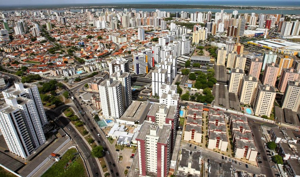Quase um ano após o polêmico reajuste do Imposto sobre a Propriedade Predial e Territorial Urbana (IPTU) de Aracaju, três ações tramitam na Justiça Estadual pedindo o cancelamento da lei; em 2015, o aumento foi de 30% sobre o valor do ano anterior; segundo a legislação, aprovada pela Câmara, este índice de reajuste deve se repetir no próximo ano – e assim se estender até 2022; o secretário da Fazenda de Aracaju, Jair Araújo, informa que a expectativa da prefeitura para o ano de 2016 quanto à arrecadação do IPTU é de R$ 100,7 milhões; partidos de oposição, como o PC do B e o PSB, e o Ministério Público Estadual discordaram da lei e recorreram à Justiça pedindo o cancelamento do aumento do tributo (Foto: Valter Lima) Quase um ano após o polêmico reajuste do Imposto sobre a Propriedade Predial e Territorial Urbana (IPTU) de Aracaju, três ações tramitam na Justiça Estadual pedindo o cancelamento da lei; em 2015, o aumento foi de 30% sobre o valor do ano anterior; segundo a legislação, aprovada pela Câmara, este índice de reajuste deve se repetir no próximo ano – e assim se estender até 2022; o secretário da Fazenda de Aracaju, Jair Araújo, informa que a expectativa da prefeitura para o ano de 2016 quanto à arrecadação do IPTU é de R$ 100,7 milhões; partidos de oposição, como o PC do B e o PSB, e o Ministério Público Estadual discordaram da lei e recorreram à Justiça pedindo o cancelamento do aumento do tributo