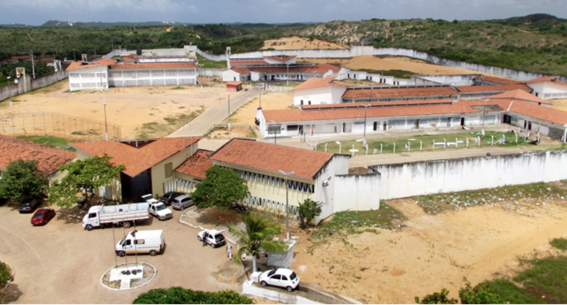 Um grupo de dez agentes penitenciários do Ceará foi ao Rio Grande do Norte nesta quarta-feira (25), onde participará de força-tarefa para atuar na gestão da crise que atinge o sistema penitenciário do Rio Grande do Norte. Além do Ceará, Rio de Janeiro, São Paulo e Distrito Federal também enviaram agentes (Foto: Rodrigo Rocha) Um grupo de dez agentes penitenciários do Ceará foi ao Rio Grande do Norte nesta quarta-feira (25), onde participará de força-tarefa para atuar na gestão da crise que atinge o sistema penitenciário do Rio Grande do Norte. Além do Ceará, Rio de Janeiro, São Paulo e Distrito Federal também enviaram agentes