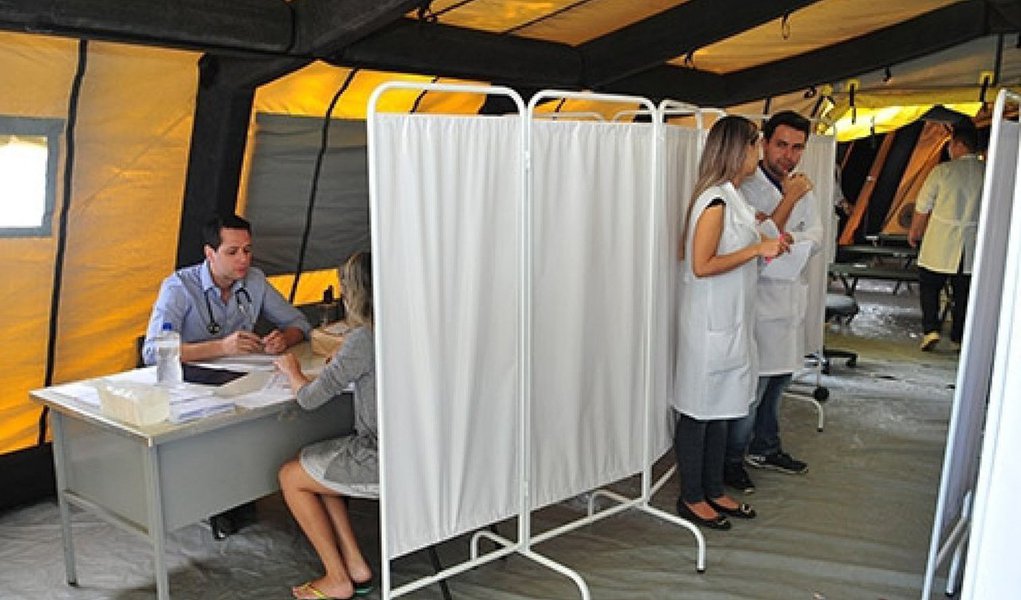 O número de pacientes com dengue confirmada no Distrito Federal aumentou 310% em relação a 2015; é o que apontam dos dados da Secretaria de Saúde; até a última segunda-feira (21), 6.958 casos haviam sido atestados por exames; no mesmo período de 2015, eram 1.697 infecções; o índice de mortes causadas pela dengue no DF e no Entorno não sofreu alterações em relação ao boletim anterior; foram cinco casos fatais, sendo três da capital e dois de Goiás (Foto: Leonardo Lucena) O número de pacientes com dengue confirmada no Distrito Federal aumentou 310% em relação a 2015; é o que apontam dos dados da Secretaria de Saúde; até a última segunda-feira (21), 6.958 casos haviam sido atestados por exames; no mesmo período de 2015, eram 1.697 infecções; o índice de mortes causadas pela dengue no DF e no Entorno não sofreu alterações em relação ao boletim anterior; foram cinco casos fatais, sendo três da capital e dois de Goiás