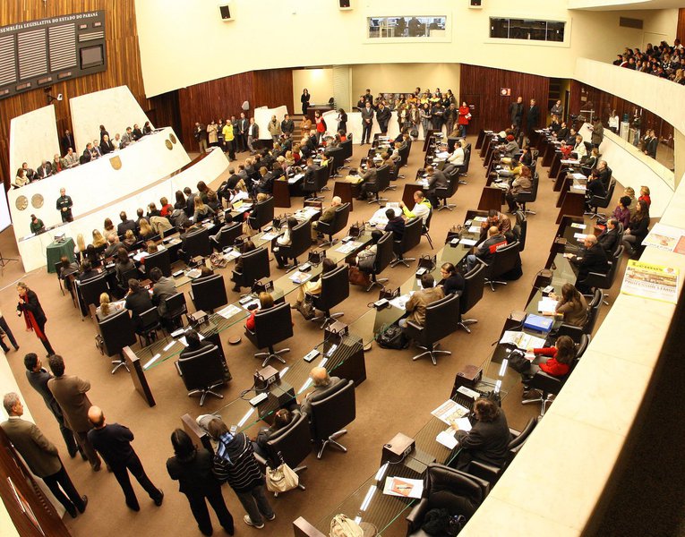 A Assembleia Legislativa do Paraná retoma os trabalhos nesta quarta-feira e já tem uma polêmica: os prazos de votação de vetos do Executivo a projetos aprovados pelos deputados; três vetos do governador Beto Richa (PSDB) a matérias aprovadas estão trancando pauta desde a quarta-feira da semana passada; (Foto: Romulo Faro) A Assembleia Legislativa do Paraná retoma os trabalhos nesta quarta-feira e já tem uma polêmica: os prazos de votação de vetos do Executivo a projetos aprovados pelos deputados; três vetos do governador Beto Richa (PSDB) a matérias aprovadas estão trancando pauta desde a quarta-feira da semana passada;