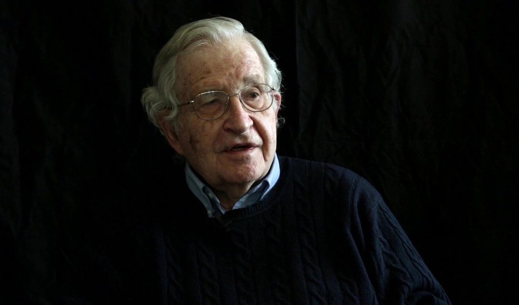Filósofo e professor emérito de linguística no Instituto Tecnológico de Massachusetts (MIT), Noam Chomsky afirma que "está diminuindo o apoio às democracias formais, porque não são verdadeiras democracias"; "Na Europa, as decisões são tomadas em Bruxelas. Nos Estados Unidos cerca de 70% de população, os 70% com menor renda, está totalmente desvinculada do processo político. Isso demonstra que há uma correlação enorme entre o nível econômico e educativo e mobilização política. Não é de se estranhar que as pessoas não estejam entusiasmadas com esse tipo de democracia", diz (Foto: Leonardo Lucena) Filósofo e professor emérito de linguística no Instituto Tecnológico de Massachusetts (MIT), Noam Chomsky afirma que "está diminuindo o apoio às democracias formais, porque não são verdadeiras democracias"; "Na Europa, as decisões são tomadas em Bruxelas. Nos Estados Unidos cerca de 70% de população, os 70% com menor renda, está totalmente desvinculada do processo político. Isso demonstra que há uma correlação enorme entre o nível econômico e educativo e mobilização política. Não é de se estranhar que as pessoas não estejam entusiasmadas com esse tipo de democracia", diz