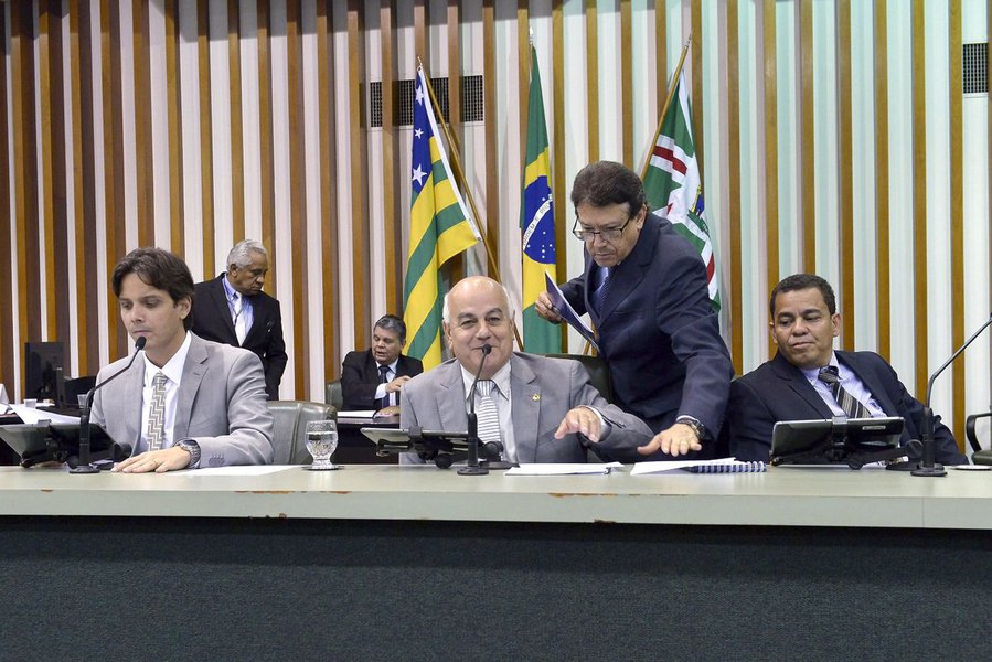 Projeto visa proporcionar educação e capacitação científica aos estudantes da rede pública e privada, bem como universitários, em instituições de ensino de excelência, reconhecidas em nível mundial; para execução do programa, segundo Marconi Perillo, poderão ser firmados convênios, acordos de cooperação com órgãos e entidades de administração pública da federação, além de organizações internacionais, governo estrangeiros, sem veto a instituições privadas; vagas serão ofertadas a cada ano, preferencialmente a estudantes de ensino médio, superior, de pós-graduação strictu sensu e pesquisadores em estágio pós-doutoral (Foto: Realle Palazzo-Martini) Projeto visa proporcionar educação e capacitação científica aos estudantes da rede pública e privada, bem como universitários, em instituições de ensino de excelência, reconhecidas em nível mundial; para execução do programa, segundo Marconi Perillo, poderão ser firmados convênios, acordos de cooperação com órgãos e entidades de administração pública da federação, além de organizações internacionais, governo estrangeiros, sem veto a instituições privadas; vagas serão ofertadas a cada ano, preferencialmente a estudantes de ensino médio, superior, de pós-graduação strictu sensu e pesquisadores em estágio pós-doutoral