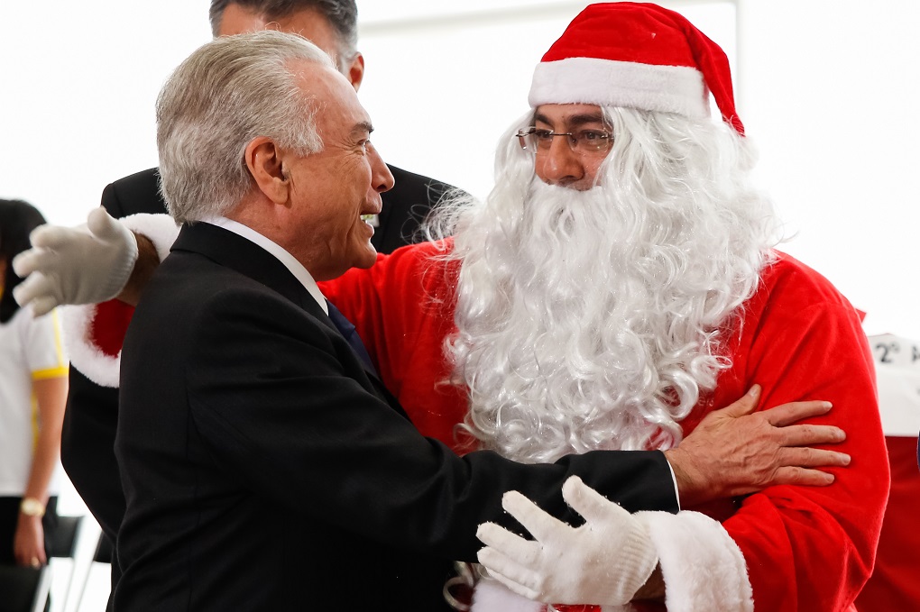 (Brasília, DF 16/12/2016) Presidente Michel Temer e a Primeira-Dama Marcela Temer durante entrega de presentes feita pelo Papai Noel dos Correios no Salão Nobre do Palácio do Planalto. Foto: Carolina Antunes/PR (Foto: Aquiles Lins) (Brasília, DF 16/12/2016) Presidente Michel Temer e a Primeira-Dama Marcela Temer durante entrega de presentes feita pelo Papai Noel dos Correios no Salão Nobre do Palácio do Planalto. Foto: Carolina Antunes/PR