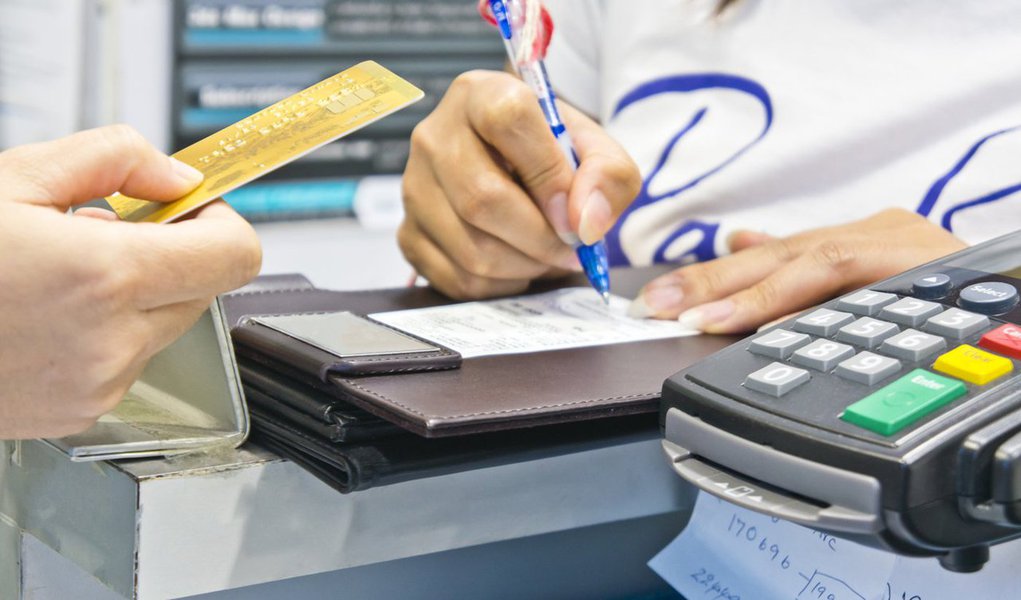 Pesquisa de Endividamento e Inadimplência do Consumidor (Peic), realizada pela Confederação Nacional do Comércio de Bens, Serviços e Turismo (CNC), aponta que o percentual de famílias brasileiras com dívidas ou contas em atraso caiu de 23,1 em outubro, para 22,7% em novembro; segundo a CNC, a sazonalidade deste período do ano, junto com o adiantamento de parte do décimo terceiro salário, favorece a quitação de dívidas (Foto: Paulo Emílio) Pesquisa de Endividamento e Inadimplência do Consumidor (Peic), realizada pela Confederação Nacional do Comércio de Bens, Serviços e Turismo (CNC), aponta que o percentual de famílias brasileiras com dívidas ou contas em atraso caiu de 23,1 em outubro, para 22,7% em novembro; segundo a CNC, a sazonalidade deste período do ano, junto com o adiantamento de parte do décimo terceiro salário, favorece a quitação de dívidas