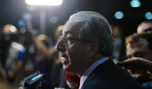 "Pobre Cunha. Durante dez meses mandou na Câmara como se fosse o dono do mundo. Deitava e rolava, ditava o ritmo das votações, manobrava frenética e compulsivamente. Eis que, de uma sentada só, ele perde o trunfo que tinha com a oposição – o poder de iniciar o impeachment com maioria simples – e a força da ameaça que representava para o governo a mesma manobra. O rei ficou nu. Colocaram no bolso do Superhomem uma pedra de kriptonita. Tiraram o espinafre do Popeye. Cortaram o cabelo do Sansão", escreve Alex Solnik; jornalista lembra que "oposição e Cunha não têm 342 votos pelo impeachment nem que a vaca tussa. E sem 342 votos não tem impeachment"; leia a íntegra (Foto: Alex Solnik) "Pobre Cunha. Durante dez meses mandou na Câmara como se fosse o dono do mundo. Deitava e rolava, ditava o ritmo das votações, manobrava frenética e compulsivamente. Eis que, de uma sentada só, ele perde o trunfo que tinha com a oposição – o poder de iniciar o impeachment com maioria simples – e a força da ameaça que representava para o governo a mesma manobra. O rei ficou nu. Colocaram no bolso do Superhomem uma pedra de kriptonita. Tiraram o espinafre do Popeye. Cortaram o cabelo do Sansão", escreve Alex Solnik; jornalista lembra que "oposição e Cunha não têm 342 votos pelo impeachment nem que a vaca tussa. E sem 342 votos não tem impeachment"; leia a íntegra