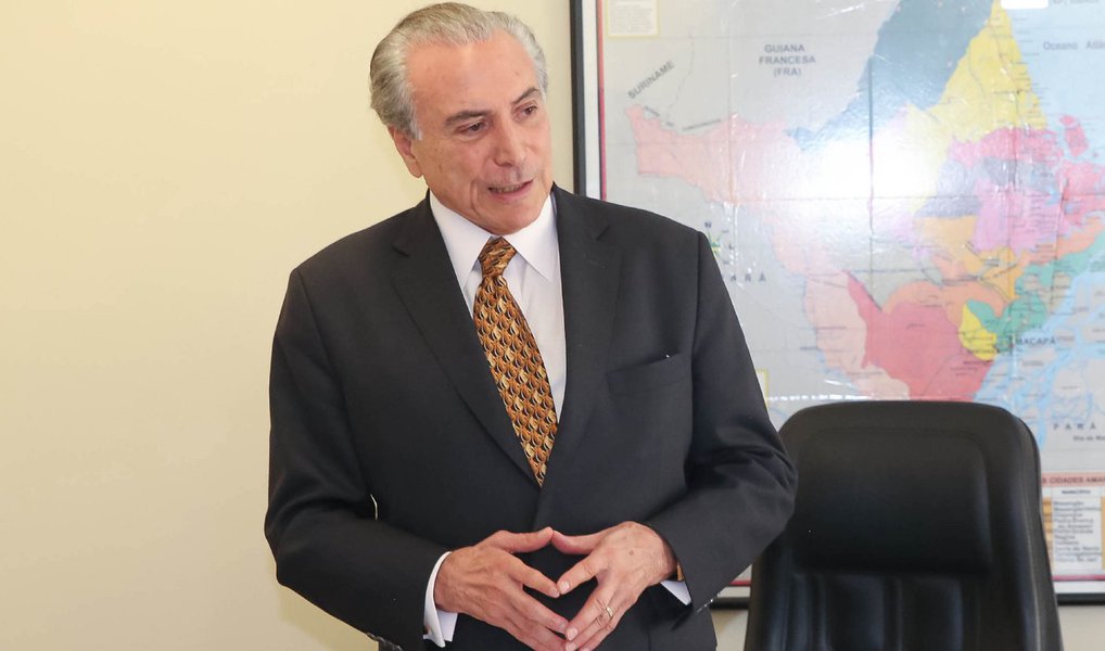 Durante encontro nesta terça-feira 26 com líderes de centrais sindicais, o vice-presidente Michel Temer, disse que a PEC pela antecipação das eleições gerais é um "golpe"; segundo Temer, que tem 1% de intenções de voto e se beneficia do golpe liderado pelo deputado Eduardo Cunha (PMDB-RJ), se fosse nos Estados Unidos, "as pessoas ficariam coradas" com uma proposta de antecipar eleições; sobre as reivindicações das centrais, Temer não manifestou opinião favorável ou contrária (Foto: Aquiles Lins) Durante encontro nesta terça-feira 26 com líderes de centrais sindicais, o vice-presidente Michel Temer, disse que a PEC pela antecipação das eleições gerais é um "golpe"; segundo Temer, que tem 1% de intenções de voto e se beneficia do golpe liderado pelo deputado Eduardo Cunha (PMDB-RJ), se fosse nos Estados Unidos, "as pessoas ficariam coradas" com uma proposta de antecipar eleições; sobre as reivindicações das centrais, Temer não manifestou opinião favorável ou contrária
