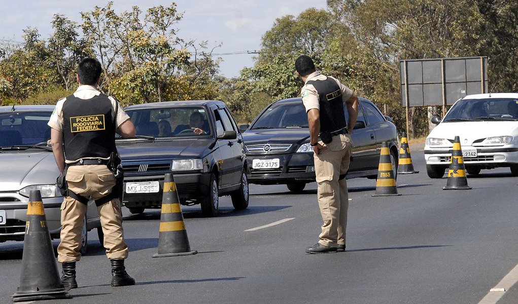A Polícia Rodoviária Federal (PRF) inicia nesta quinta-feira (24) a Operação Semana Santa 2016, que vão se estender até domingo; em Alagoas, três das sete rodovias que cortam o estado vão merecer maior atenção: as BRs 101, 104 e 316 porque registram maior movimentação; no ano passado, 61% dos acidentes registrados no estado aconteceram na BR-101 (Foto: Voney Malta) A Polícia Rodoviária Federal (PRF) inicia nesta quinta-feira (24) a Operação Semana Santa 2016, que vão se estender até domingo; em Alagoas, três das sete rodovias que cortam o estado vão merecer maior atenção: as BRs 101, 104 e 316 porque registram maior movimentação; no ano passado, 61% dos acidentes registrados no estado aconteceram na BR-101