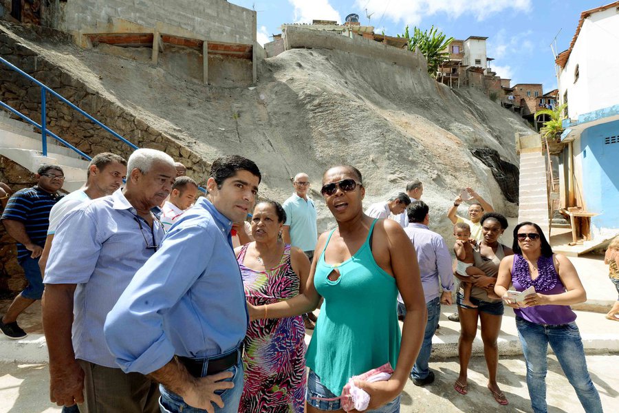 O prefeito ACM Neto entregou nesta terça-feira obras de contenção de encostas nas Rua da Carmosina e no Beco do Jiló, no bairro do Retiro, e voltou a dizer que o governo federal não repassa os recursos que prometeu para Salvador; "A prefeitura está com dificuldades em avançar com as obras de encostas que foram prometidas pelo governo federal e que até agora não foram liberados recursos por conta da burocracia, das exigências e agora da restrição orçamentária. No entanto, estamos tentando enfrentar tudo isso com realização de obras e concessão do Aluguel Social, que tem beneficiado 5 mil famílias" (Foto: Romulo Faro) O prefeito ACM Neto entregou nesta terça-feira obras de contenção de encostas nas Rua da Carmosina e no Beco do Jiló, no bairro do Retiro, e voltou a dizer que o governo federal não repassa os recursos que prometeu para Salvador; "A prefeitura está com dificuldades em avançar com as obras de encostas que foram prometidas pelo governo federal e que até agora não foram liberados recursos por conta da burocracia, das exigências e agora da restrição orçamentária. No entanto, estamos tentando enfrentar tudo isso com realização de obras e concessão do Aluguel Social, que tem beneficiado 5 mil famílias"