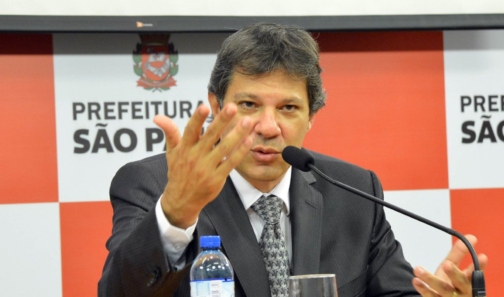Após as demissões dos subprefeitos de Santana, Carlos Roberto Candella, e de Santo Amaro, e Valderci Malagosini Machado, ambos do PMDB, a bancada do partido na Câmara Municipal de São Paulo marcou reunião para esta quinta-feira, 22, para decidir se deixa a base de apoio do prefeito Fernando Haddad (PT); peemedebistas já teriam avisado o secretário de Educação, Gabriel Chalita, que é presidente do diretório municipal, de que irão apoiar a candidatura da senadora Marta Suplicy a prefeita, rompendo o acordo com Haddad, de ter Chalita como vice na sua candidatura à reeleição (Foto: Aquiles Lins) Após as demissões dos subprefeitos de Santana, Carlos Roberto Candella, e de Santo Amaro, e Valderci Malagosini Machado, ambos do PMDB, a bancada do partido na Câmara Municipal de São Paulo marcou reunião para esta quinta-feira, 22, para decidir se deixa a base de apoio do prefeito Fernando Haddad (PT); peemedebistas já teriam avisado o secretário de Educação, Gabriel Chalita, que é presidente do diretório municipal, de que irão apoiar a candidatura da senadora Marta Suplicy a prefeita, rompendo o acordo com Haddad, de ter Chalita como vice na sua candidatura à reeleição