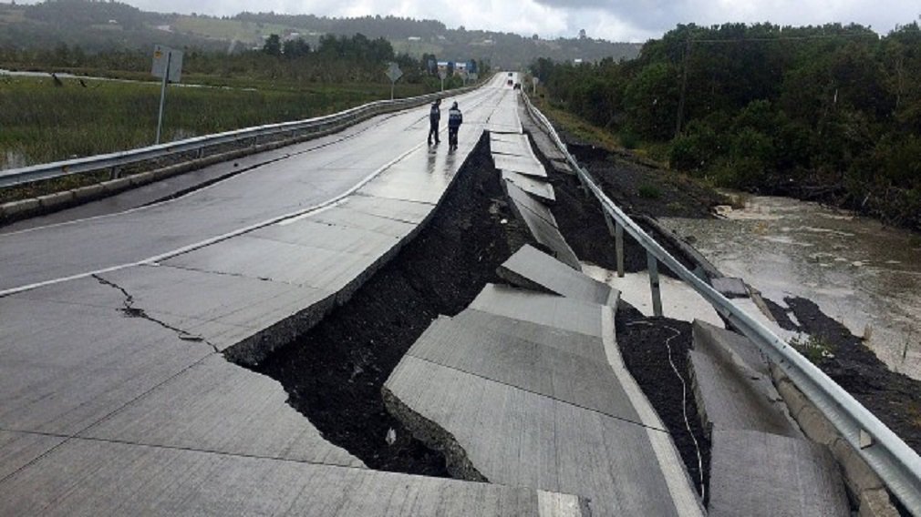 Um terremoto de 7.7 pontos na escala Richter foi registrado neste domingo na região de Puerto Montt, no sul do Chile, gerando um alerta de tsunami para áreas do oceano Pacífico em torno de mil quilômetros do epicentro; área atingida fica a 225 quilômetros ao sudoeste de Puerto Montt e o epicentro teria 15 quilômetros de profundidade (Foto: José Barbacena) Um terremoto de 7.7 pontos na escala Richter foi registrado neste domingo na região de Puerto Montt, no sul do Chile, gerando um alerta de tsunami para áreas do oceano Pacífico em torno de mil quilômetros do epicentro; área atingida fica a 225 quilômetros ao sudoeste de Puerto Montt e o epicentro teria 15 quilômetros de profundidade