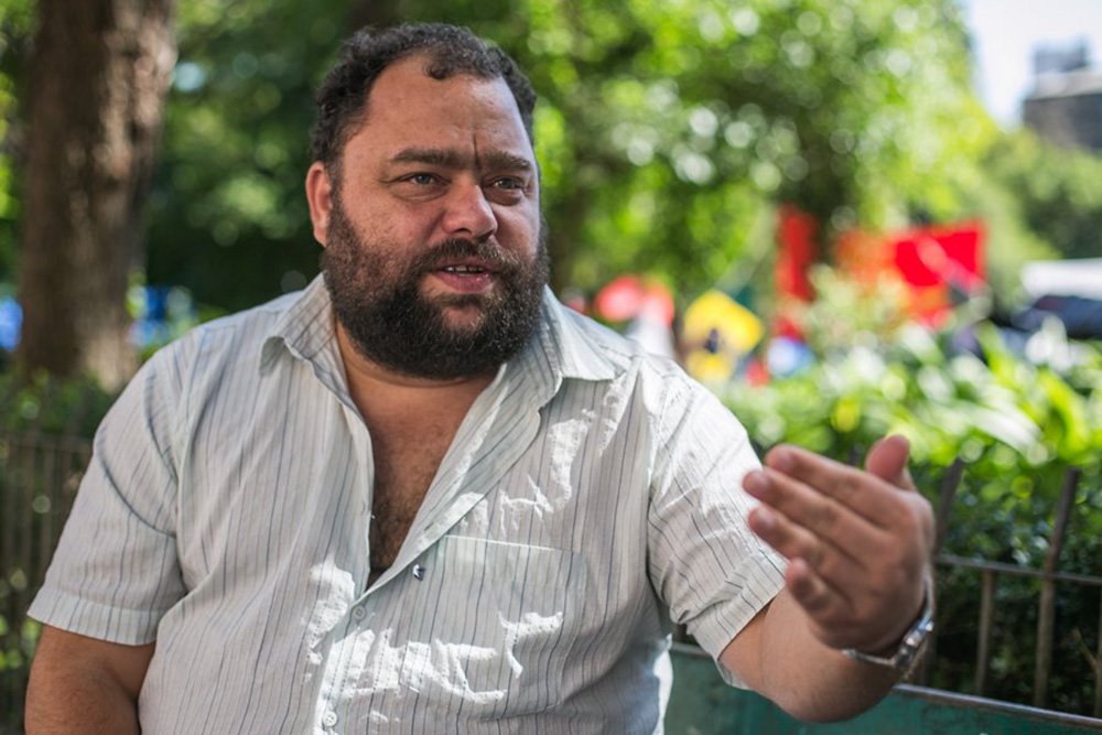 Um dos principais dirigentes do MST e da Via Campesina no Rio Grande do Sul, Cedenir de Oliveira disse acreditar que a crise política "pode se agravar ainda mais se a Constituição e o processo democrático forem interrompidos por meio dessa tentativa de impeachment contra a presidenta Dilma"; "O nome disso é golpe constitucional sem que exista nenhum argumento jurídico para justificar o impeachment”, diz Cedenir; segundo ele, os autores "dessa ruptura também poderão sofrer ações não democráticas, pois colocaram a si e a todo país para fora do estado democrático de direito"; "Aqueles que rasgarem a Constituição não dormirão em paz" (Foto: Leonardo Lucena) Um dos principais dirigentes do MST e da Via Campesina no Rio Grande do Sul, Cedenir de Oliveira disse acreditar que a crise política "pode se agravar ainda mais se a Constituição e o processo democrático forem interrompidos por meio dessa tentativa de impeachment contra a presidenta Dilma"; "O nome disso é golpe constitucional sem que exista nenhum argumento jurídico para justificar o impeachment”, diz Cedenir; segundo ele, os autores "dessa ruptura também poderão sofrer ações não democráticas, pois colocaram a si e a todo país para fora do estado democrático de direito"; "Aqueles que rasgarem a Constituição não dormirão em paz"