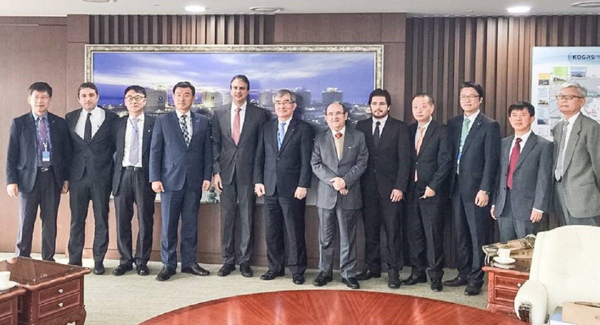 A agenda oficial do governador Camilo Santana na Coreia do Sul será encerrada nesta sexta-feira, com reuniões com os diretores das empresas Posco e Dongkuk, que são acionistas da Companhia Siderúrgica do Pecém (CSP). O governador esteve toda esta semana em visita à China e Coreia, em busca de investimentos para o desenvolvimento econômico do Estado. O retorno ao Ceará está previsto para o próximo domingo. (Foto: Fatima 247) A agenda oficial do governador Camilo Santana na Coreia do Sul será encerrada nesta sexta-feira, com reuniões com os diretores das empresas Posco e Dongkuk, que são acionistas da Companhia Siderúrgica do Pecém (CSP). O governador esteve toda esta semana em visita à China e Coreia, em busca de investimentos para o desenvolvimento econômico do Estado. O retorno ao Ceará está previsto para o próximo domingo.