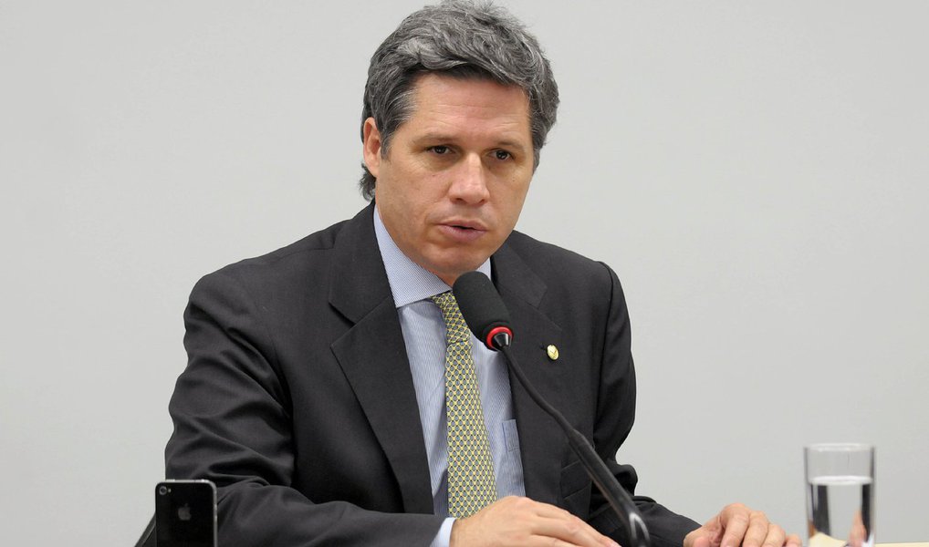 O deputado Paulo Teixeira (PT/SP) afirmou nesta quarta (13) que o movimento pró-impeachment não tem 342 votos; "Eles estão fazendo guerra de informação com números mentirosos", disse; segundo ele, parlamentares de diversos partidos se reuniram com a presidente Dilma Rousseff hoje; "O PP rachou e metade da bancada vai votar contra o golpe. E teremos alguns votos na bancada do PTB. E teremos votos igualmente na bancada do PHS Teremos votos no PSOL, Rede, PSB e PTdoB", afirmou (Foto: Valter Lima) O deputado Paulo Teixeira (PT/SP) afirmou nesta quarta (13) que o movimento pró-impeachment não tem 342 votos; "Eles estão fazendo guerra de informação com números mentirosos", disse; segundo ele, parlamentares de diversos partidos se reuniram com a presidente Dilma Rousseff hoje; "O PP rachou e metade da bancada vai votar contra o golpe. E teremos alguns votos na bancada do PTB. E teremos votos igualmente na bancada do PHS Teremos votos no PSOL, Rede, PSB e PTdoB", afirmou