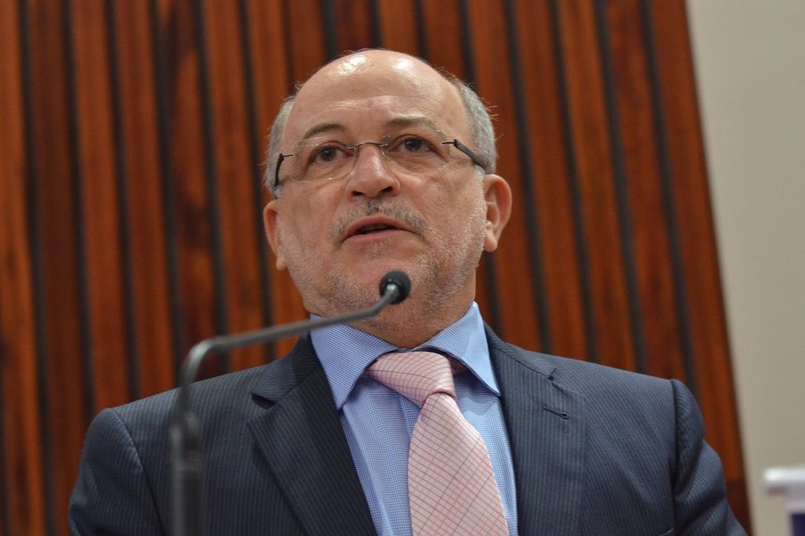 Apesar de campanha do Ministério Público e de auditores para que não fosse reconduzido ao cargo, o ministro Aroldo Cedraz foi reeleito presidente do Tribunal de Contas da União nesta quarta-feira 2, por decisão dos integrantes da corte; ele é citado na Operação Lava Jato e alvo de uma sindicância interna que investiga tráfico de influência envolvendo seu filho, o advogado Tiago Cedraz, acusado pelo dono da UTC, Ricardo Pessoa, de receber R$ 1 milhão para atuar em seu favor no TCU; ele presidirá o tribunal por mais um ano (Foto: Gisele Federicce) Apesar de campanha do Ministério Público e de auditores para que não fosse reconduzido ao cargo, o ministro Aroldo Cedraz foi reeleito presidente do Tribunal de Contas da União nesta quarta-feira 2, por decisão dos integrantes da corte; ele é citado na Operação Lava Jato e alvo de uma sindicância interna que investiga tráfico de influência envolvendo seu filho, o advogado Tiago Cedraz, acusado pelo dono da UTC, Ricardo Pessoa, de receber R$ 1 milhão para atuar em seu favor no TCU; ele presidirá o tribunal por mais um ano