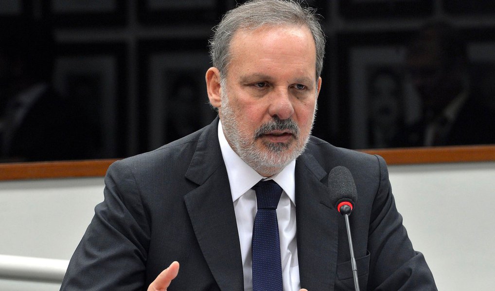 Ministro do Desenvolvimento, Armando Monteiro, disse que o seu partido, o PTB, não enxerga requisitos constitucionais para o impeachment da presidente Dilma Rousseff; "Se o nosso entendimento, claramente, é que não há razões para o impedimento, tendo em vista o não atendimento, a nosso juízo, de requisitos constitucionais, é evidente que o PTB tem de se colocar contra o impeachment. Tenho certeza que corresponderá à vontade majoritária da bancada", disse o ministro nesta quinta-feira (Foto: Paulo Emílio) Ministro do Desenvolvimento, Armando Monteiro, disse que o seu partido, o PTB, não enxerga requisitos constitucionais para o impeachment da presidente Dilma Rousseff; "Se o nosso entendimento, claramente, é que não há razões para o impedimento, tendo em vista o não atendimento, a nosso juízo, de requisitos constitucionais, é evidente que o PTB tem de se colocar contra o impeachment. Tenho certeza que corresponderá à vontade majoritária da bancada", disse o ministro nesta quinta-feira