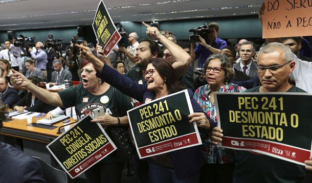 O desespero se alastra e o risco da convulsão social se fortalece, oferecendo nada mais do que a manifestação pública da insatisfação. E ela pode vir a ser pacífica, violenta ou ocupada por crescentes hordas de vandalismo (Foto: Marcio Pochmann) O desespero se alastra e o risco da convulsão social se fortalece, oferecendo nada mais do que a manifestação pública da insatisfação. E ela pode vir a ser pacífica, violenta ou ocupada por crescentes hordas de vandalismo