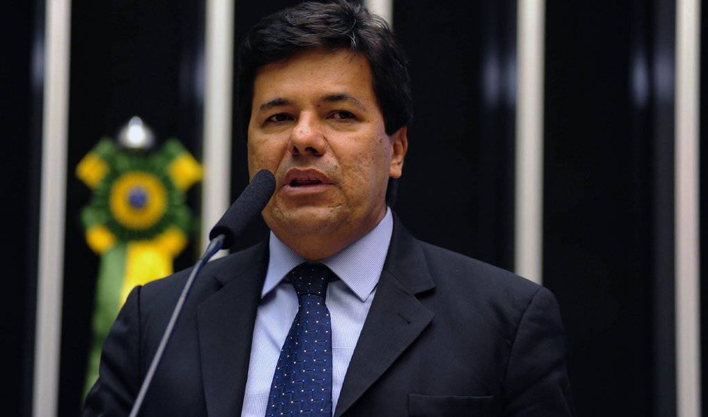Líder do DEM na Câmara dos Deputados, Mendonça Filho (PE) bateu duro na presidente Dilma, após o Índice de Preços ao Consumidor Amplo (IPCA) chegar a 10,48%, o maior desde novembro de 2003; "Dilma está afundando nossa economia, o desemprego está em alta, juros na estratosfera, dívida pública descontrolada e o Governo não faz nada para mudar o quadro. Quem sofre é a população, que a cada novo dia sente a perda do poder de compra do salário", disse pelo Facebook; defensor do impeachment contra a petista, o democrata afirmou que o "PT não tem conserto" e usa "máquina de marketing" para confundir o eleitor (Foto: Leonardo Lucena) Líder do DEM na Câmara dos Deputados, Mendonça Filho (PE) bateu duro na presidente Dilma, após o Índice de Preços ao Consumidor Amplo (IPCA) chegar a 10,48%, o maior desde novembro de 2003; "Dilma está afundando nossa economia, o desemprego está em alta, juros na estratosfera, dívida pública descontrolada e o Governo não faz nada para mudar o quadro. Quem sofre é a população, que a cada novo dia sente a perda do poder de compra do salário", disse pelo Facebook; defensor do impeachment contra a petista, o democrata afirmou que o "PT não tem conserto" e usa "máquina de marketing" para confundir o eleitor
