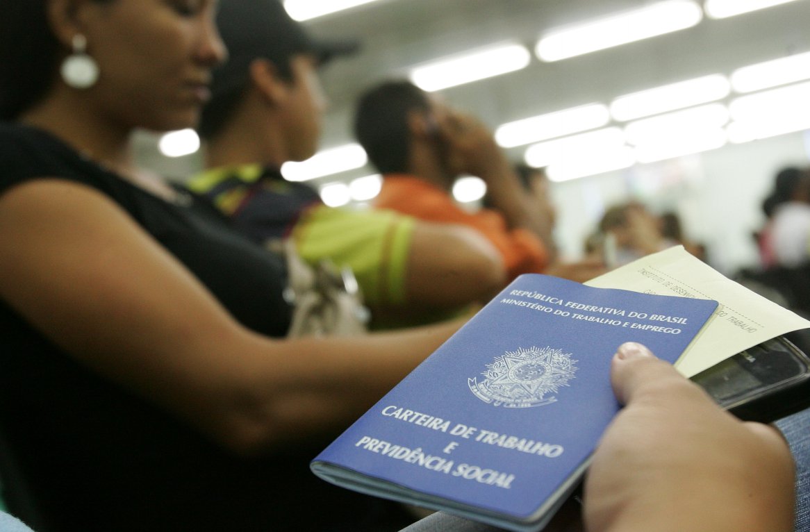 "Pode parecer pequena a variação, mas isso significa que, de 2014 para 2016, passamos de 6,7 milhões de pessoas aptas ao trabalho mas sem emprego para 11,7 milhões. Isto é, mais cinco milhões de pessoas ao desamparo, desde que voltaram as políticas neoliberais do 'afunda que levanta'. O número de desocupados cresceu, portanto, perto de 80% em três anos", escreve o jornalista Fernando Brito, do Tijolaço; "E chamam a isso de sanear a economia brasileira", comenta (Foto: Gisele Federicce) "Pode parecer pequena a variação, mas isso significa que, de 2014 para 2016, passamos de 6,7 milhões de pessoas aptas ao trabalho mas sem emprego para 11,7 milhões. Isto é, mais cinco milhões de pessoas ao desamparo, desde que voltaram as políticas neoliberais do 'afunda que levanta'. O número de desocupados cresceu, portanto, perto de 80% em três anos", escreve o jornalista Fernando Brito, do Tijolaço; "E chamam a isso de sanear a economia brasileira", comenta