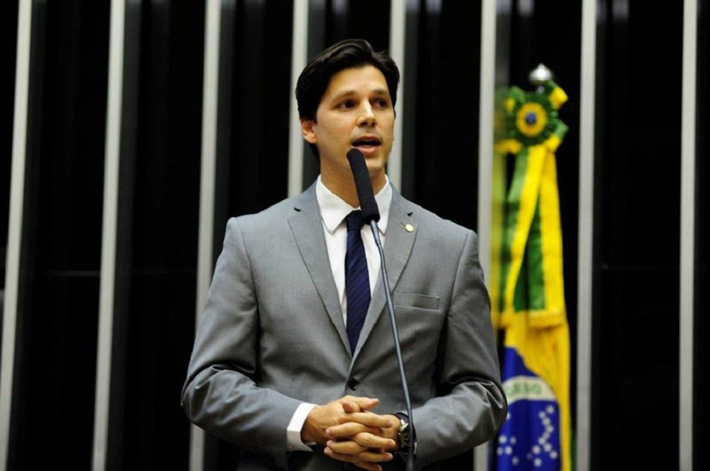 Deputado federal Daniel Vilela se manifestou em suas redes sociais e disse ser a favor do impeachment da presidente Dilma Rousseff; demora em anunciar o posicionamento fez com que Daniel fosse pressionado por entidades e eleitores; como presidente estadual do PMDB, Daniel apoiou o rompimento do PMDB com o governo federal, mas evitava falar seu posicionamento pessoal; deputado é filho do prefeito Maguito Vilela, de Aparecida de Goiânia, que foi uma das cidades mais contempladas do Brasil com recursos federais; Maguito afirmou ser contra a separação entre PMDB e governo (Foto: José Barbacena) Deputado federal Daniel Vilela se manifestou em suas redes sociais e disse ser a favor do impeachment da presidente Dilma Rousseff; demora em anunciar o posicionamento fez com que Daniel fosse pressionado por entidades e eleitores; como presidente estadual do PMDB, Daniel apoiou o rompimento do PMDB com o governo federal, mas evitava falar seu posicionamento pessoal; deputado é filho do prefeito Maguito Vilela, de Aparecida de Goiânia, que foi uma das cidades mais contempladas do Brasil com recursos federais; Maguito afirmou ser contra a separação entre PMDB e governo